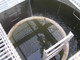 軽石円筒分水工越流状況1